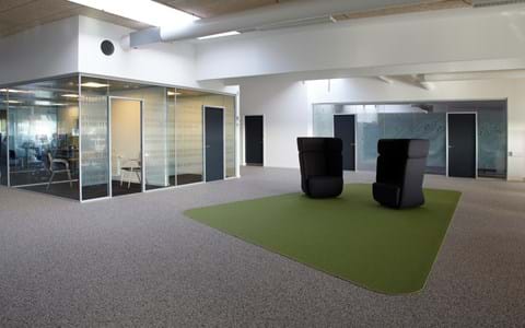 afpasset Fraster tæppe grøn på kontor